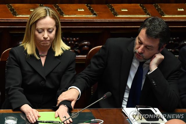 이탈리아 멜로니(왼쪽) 총리와 살비니 부총리