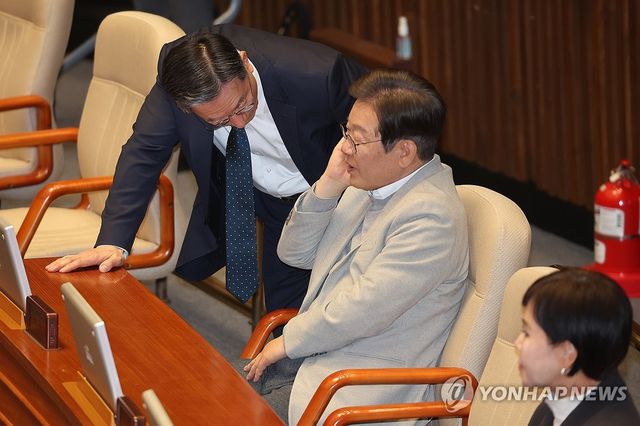 대화하는 이재명-정성호