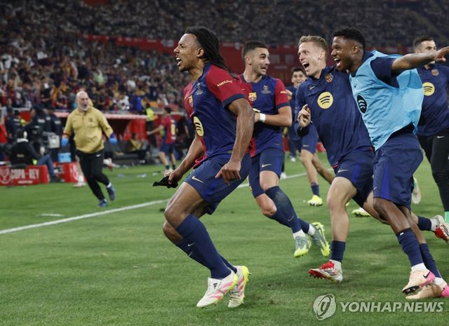 결승골을 터트리고 환호하는 바르셀로나의 쥘 쿤데