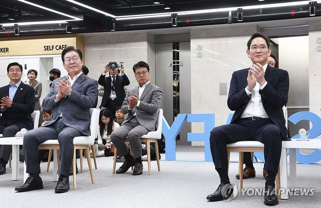 박수치는 이재명-이재용