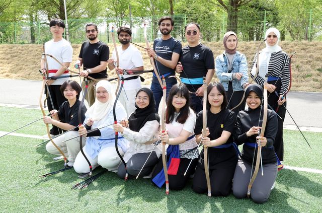  전북대 국궁동아리 '한활' 회원들 