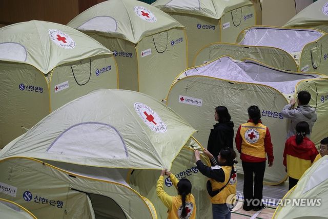 분주한 인제 산불 주민대피소