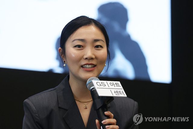 질문에 답하는 윤소정 무용수