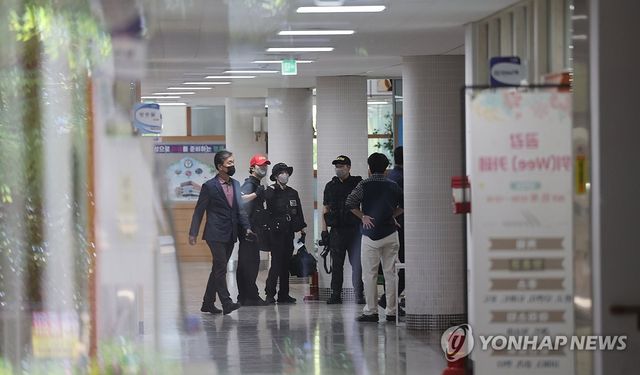 흉기 난동에 폐쇄된 청주의 한 고등학교