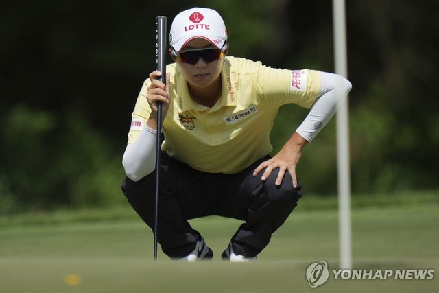 최종 라운드 16번 홀 그린 살피는 김효주