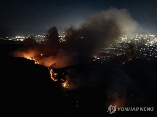 어둠 틈타 확산하는 산불