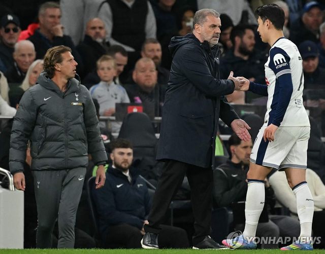 손흥민과 악수하는 안지 포스테코글루 감독