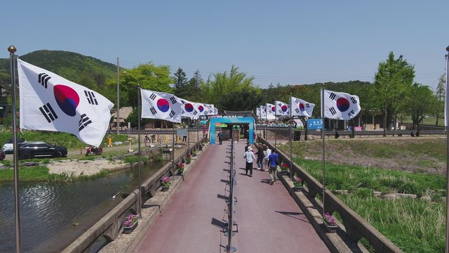 윤봉길 평화축제에 내걸린 태극기