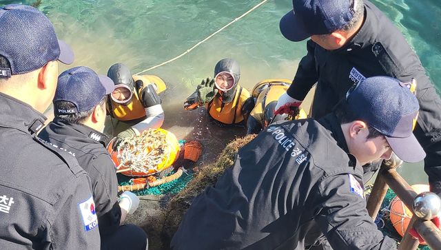 바다에 버려진 쓰레기 수거하는 해녀구조단