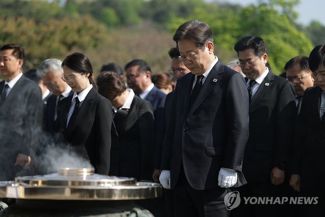 묵념하는 이재명 후보