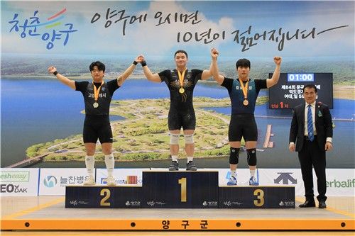 문곡서상천배 역도경기대회 남자 81㎏급에서 우승한 손현호(왼쪽 두 번째)