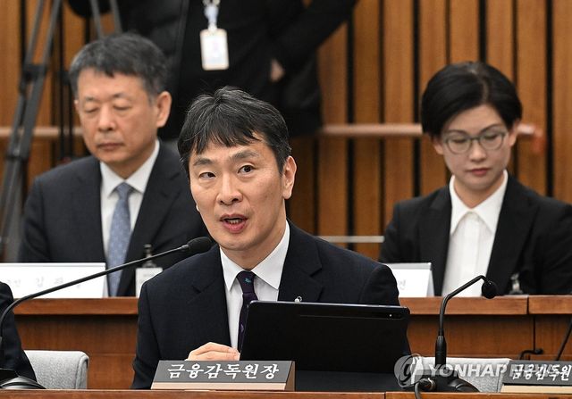 답변하는 이복현 금융감독원 원장