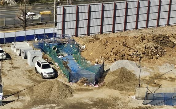 방진덮개를 설치하지 않고 3일 동안 폐토사를 야적한 공사 업체