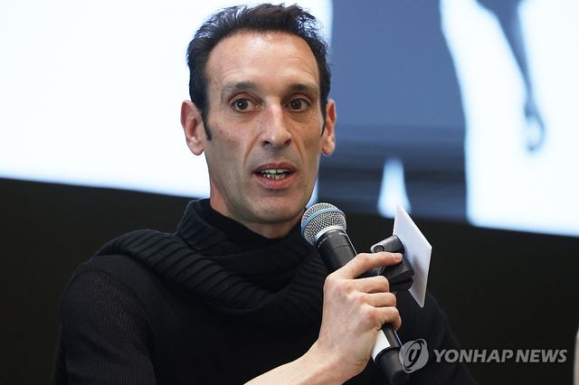 작품 소개하는 루벤 올모 예술감독