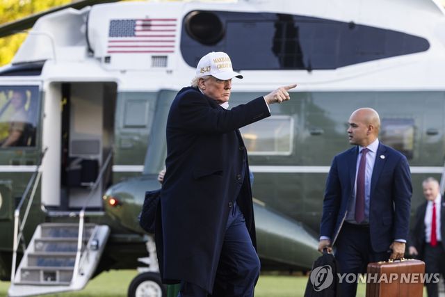 백악관에 들어서는 도널드 트럼프 미국 대통령