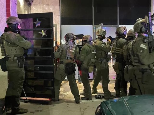 나이트클럽에 투입된 연방기관 요원들 [팸 본디 미국 법무부장관 엑스 캡처. 재판매 및 DB 금지]