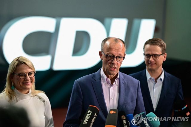 프리드리히 메르츠 CDU 대표(가운데)