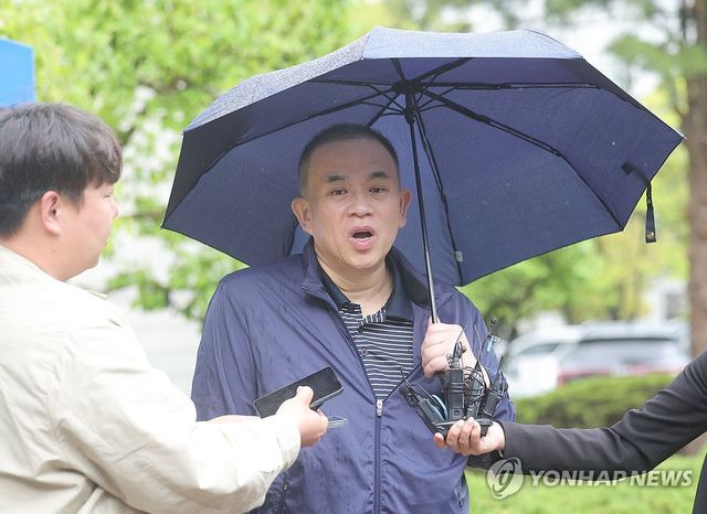 법원 앞에서 인터뷰하는 명태균