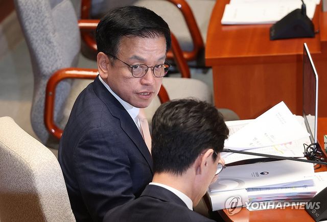 국회 예산결산특별위원회 전체회의 참석한 최상목 경제부총리