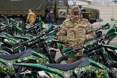 오토바이를 전달받는 러시아 공격부대 [타스=연합뉴스] 