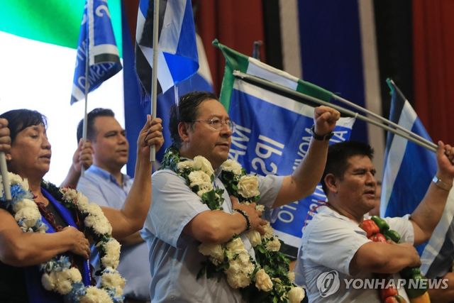 연임에 도전하는 루이스 아르세 볼리비아 대통령(가운데)