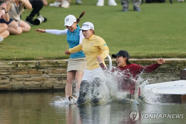 호수에 뛰어드는 사이고(가운데)