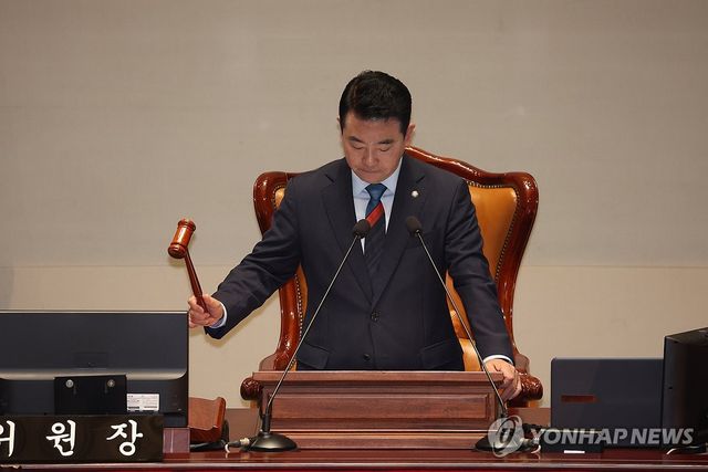 개의 선언하는 박정 위원장