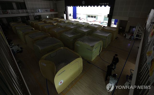 대피소 설치된 중학교 강당