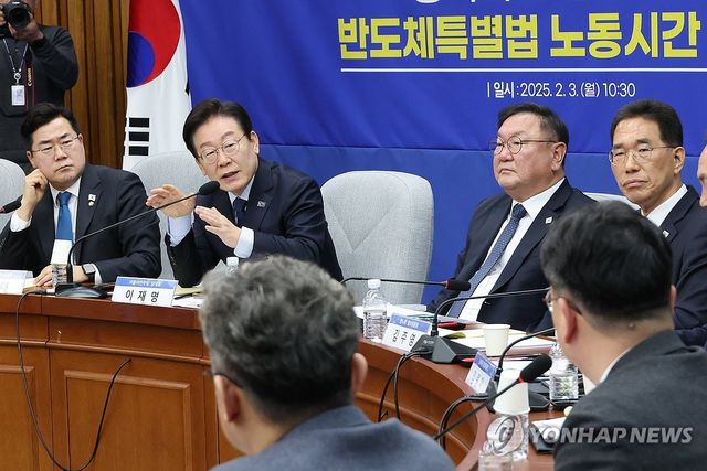 '주52시간제 예외' 반도체법 토론회 좌장 맡은 이재명 대표