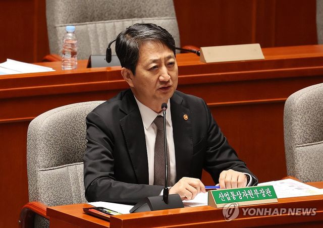 질의에 답변하는 안덕근 산업통상자원부 장관