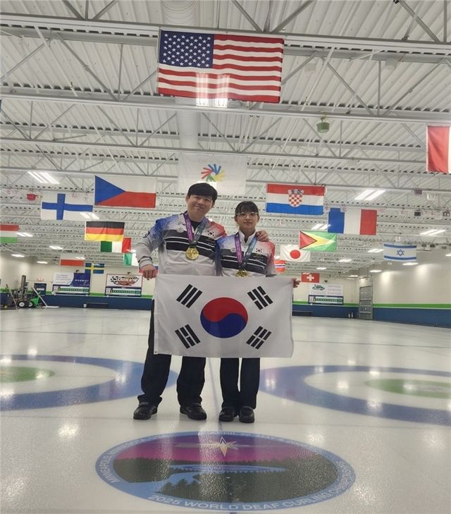 2025 세계데프컬링선수권대회에서 우승한 한국 믹스더블 대표팀