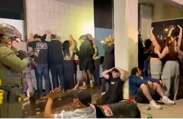 미국 콜로라도 스프링스의 심야 나이트클럽을 급습한 미국 연방 법집행기관들. [미국 마약단속국(DEA) 엑스 캡처. 재판매 및 DB 금지]