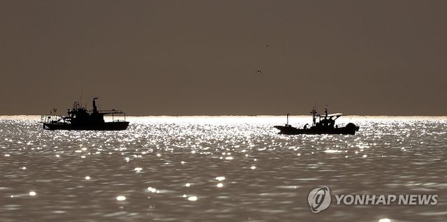 새벽 조업 나선 어선들…경포 앞바다