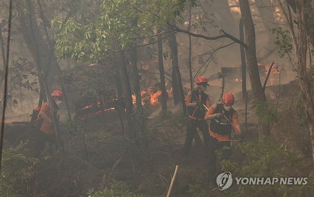 번지는 산불 막는 소방관