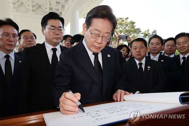 방명록 작성하는 이재명 후보