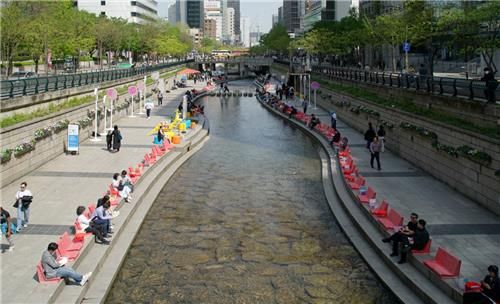 청계천에 설치된 서울시 디자인 개발물 '폼앤폼 의자'