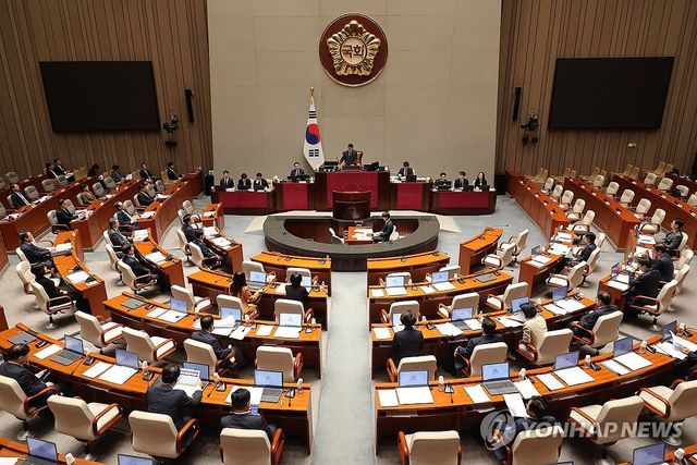 의사봉 두드리는 박정 위원장