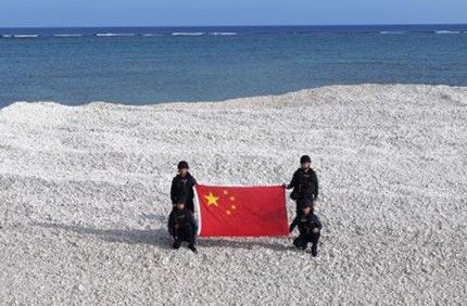 샌디 케이 암초서 오성홍기 펼친 중국 해안경비대원들