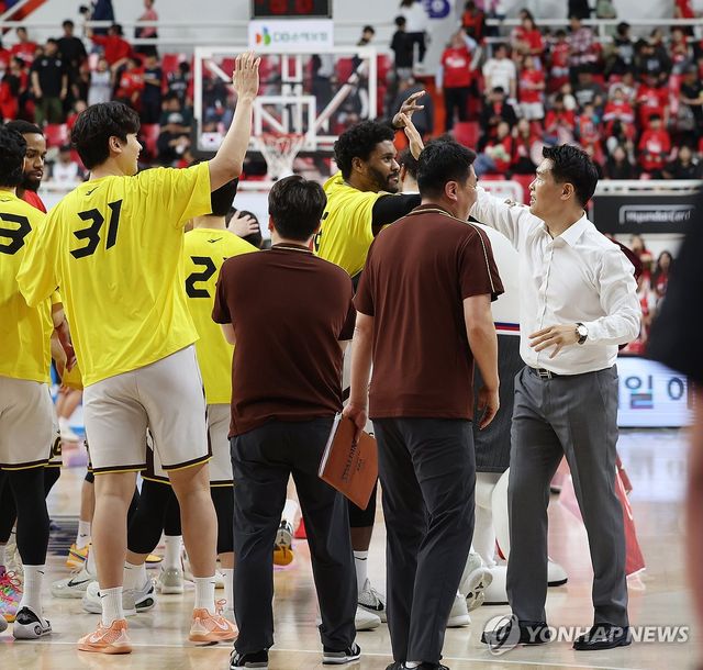 선수들과 기뻐하는 조상현 감독