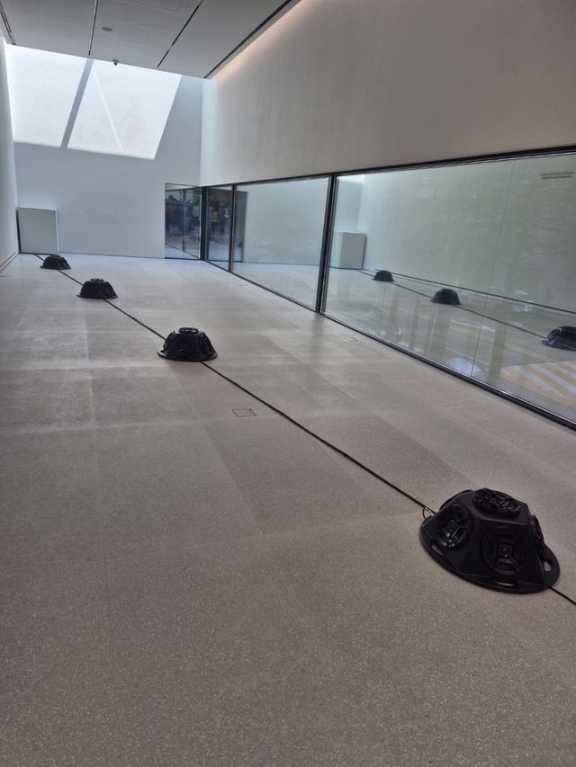 (서울=연합뉴스) 황희경 기자 = 앤서니 맥콜의 '트래블링 웨이트' 전시 모습. 앤서니 맥콜의 개인전은 5월1일 서울 북촌의 푸투라 서울에서 개막한다. 2025.4.29. zitrone@yna.co.kr