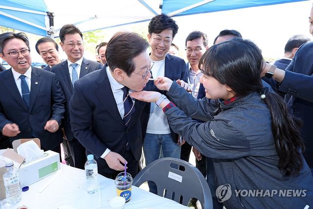 남도 김치 맛보는 이재명 후보