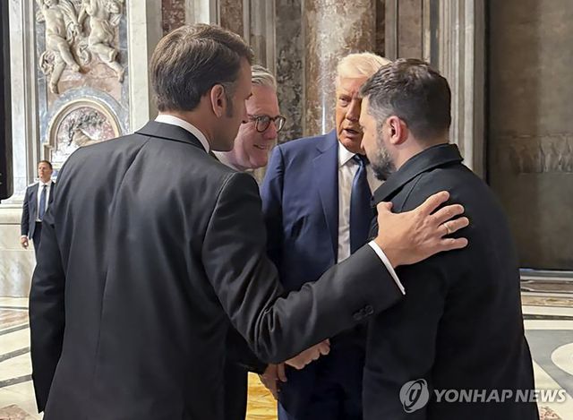 26일 바티칸에서 머리 맞댄 미·영·프 정상과 젤렌스키 대통령