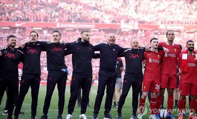 팬들 앞에서 응원가를 부르는 리버풀 선수들