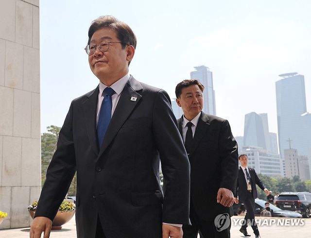 경호 받으며 국회 들어서는 이재명 후보