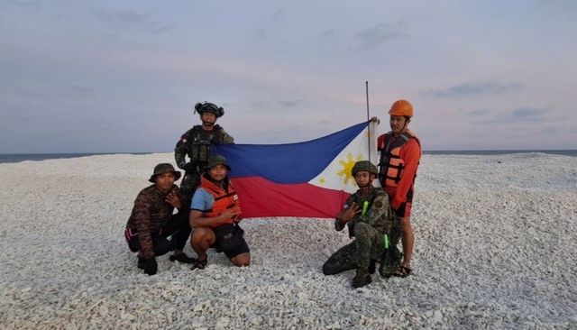 남중국해 암초서 국기 펼친 필리핀 군인들 