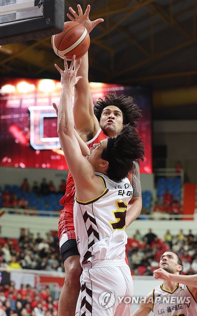 타마요, 프림 상대로 슛