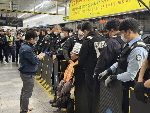 28일 오전 서울 지하철 4호선 혜화역에서 출근길 선전전을 벌이던 전국장애인차별철폐연대(전장연)가 또다시 강제 퇴거당했다. [사진 장보인]