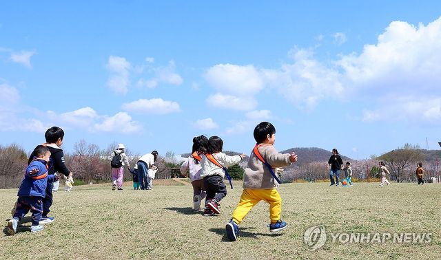 봄나들이 신난 어린이들