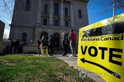 캐나다 토론토의 한 투표장 줄