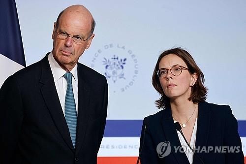 에리크 롱바르 프랑스 재무장관과 아멜리 드몽샬랭 예산담당 장관